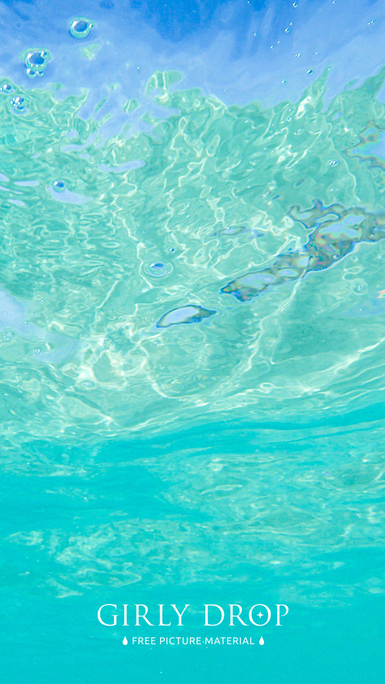 フリー写真画像『【おしゃれなiPhone壁紙】透き通ったエメラルドグリーンの海中から見上げた青い空』[ID:11587]