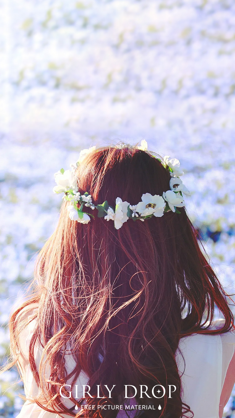フリー写真画像『【おしゃれなiPhone壁紙】可愛らしい花かんむりの女の子』[ID:11632]