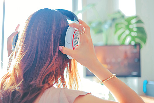 Stayhome ゲーミングヘッドフォンをつけてオンラインゲームでボイチャしようとしている女の子のフリー画像 おしゃれなフリー写真素材 Girly Drop
