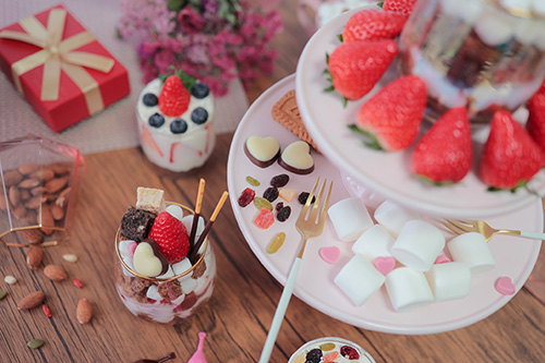 フリー写真画像『甘い二人のバレンタインには手作りのデザートとイチゴがピッタリ♡』[ID:12167]
