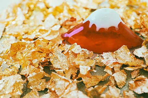 フリー写真画像『たくさんの金箔に埋もれる赤富士のガラス細工』[ID:12590]