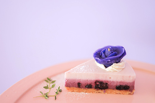フリー写真画像『紫のお花モチーフのお菓子が乗っかった美しいケーキ』[ID:13169]