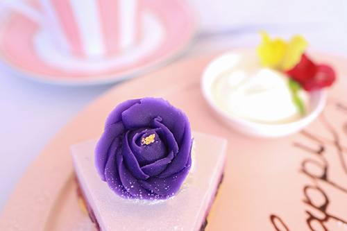 フリー写真画像『おしゃれな花びらモチーフのケーキのおしゃれな角度』[ID:13213]