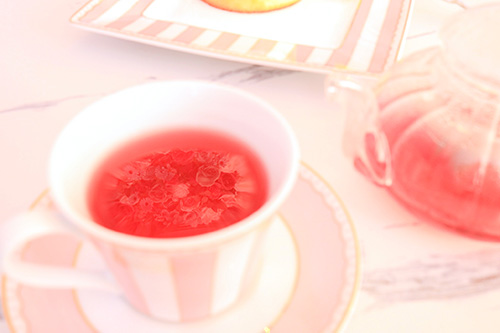 フリー写真画像『お茶の水面に反射するお花』[ID:13255]
