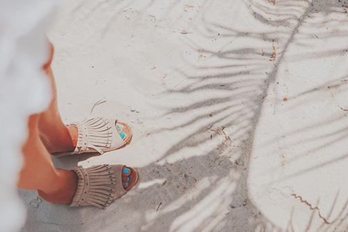 フリー写真画像『ビーチの砂とヤシの葉の影とサンダルを履いた足』[ID:12999]
