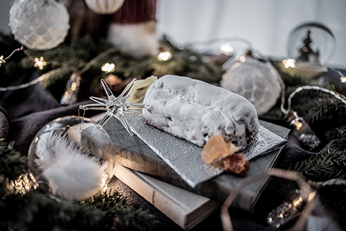 フリー写真画像『切る前のシュトーレンとクリスマス風の食卓』[ID:13765]