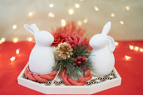 フリー写真画像『和柄のお盆に乗ったウサギとお正月のしめ飾り』[ID:13882]