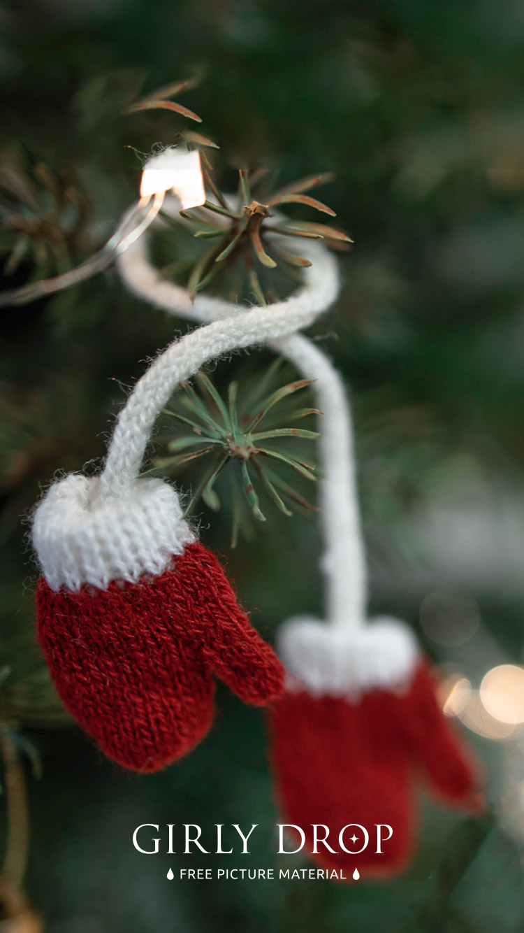 フリー写真画像『【オシャレなiPhone壁紙】クリスマスツリーに飾られた赤いニットのミトン手袋』[ID:13842]