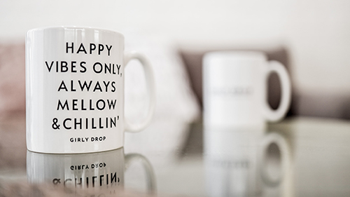 フリー写真画像『「HAPPY VIBES ONLY, ALWAYS MELLOW & CHILLIN’」なマグカップ』[ID:14398]