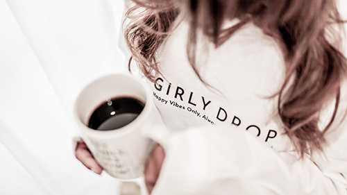 フリー写真画像『ホットコーヒーで一息つくスエット姿の女の子』[ID:14394]