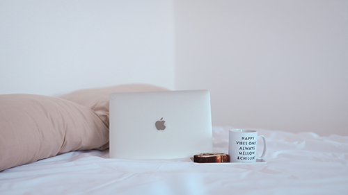 フリー写真画像『ベッドでコーヒー飲みながら仕事のメールチェックでもするか…な様子』[ID:14530]
