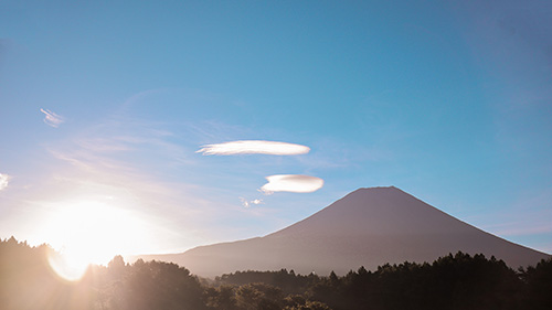 フリー写真画像『絵に描いたような雲がついてる富士山』[ID:15363]