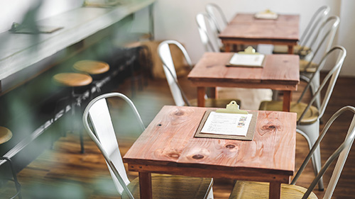 フリー写真画像『おしゃれなカフェ食堂のテーブル席（斜めから）』[ID:15788]