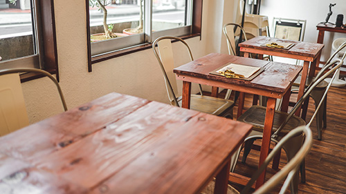 フリー写真画像『おしゃれなカフェ食堂のテーブル席（斜めから）』[ID:15780]