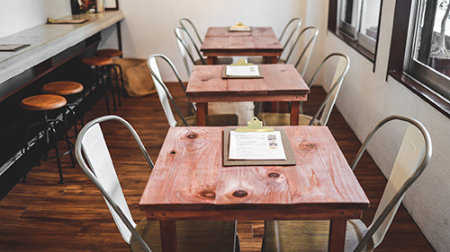 フリー写真画像『おしゃれなカフェ食堂のテーブル席（横から）』[ID:15778]