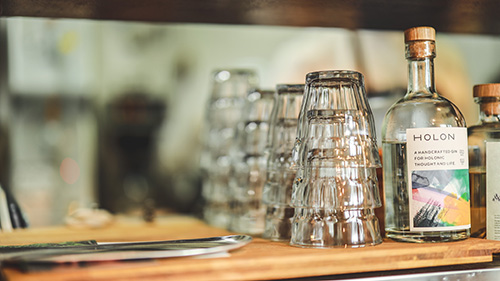 フリー写真画像『飲食店のグラスと酒瓶』[ID:15770]
