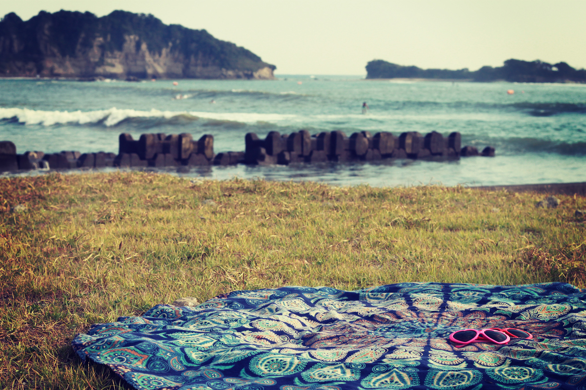 海の見える丘に敷かれたラウンドタオルのフリー画像｜おしゃれなフリー写真素材：GIRLY DROP