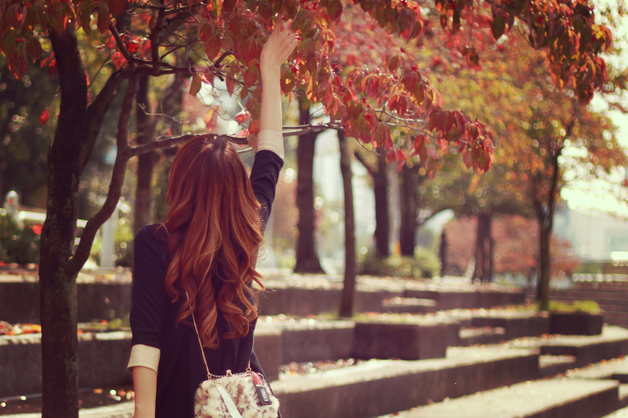 紅葉の中にある赤い実に触れてみた女の子のフリー画像｜おしゃれなフリー写真素材：GIRLY DROP