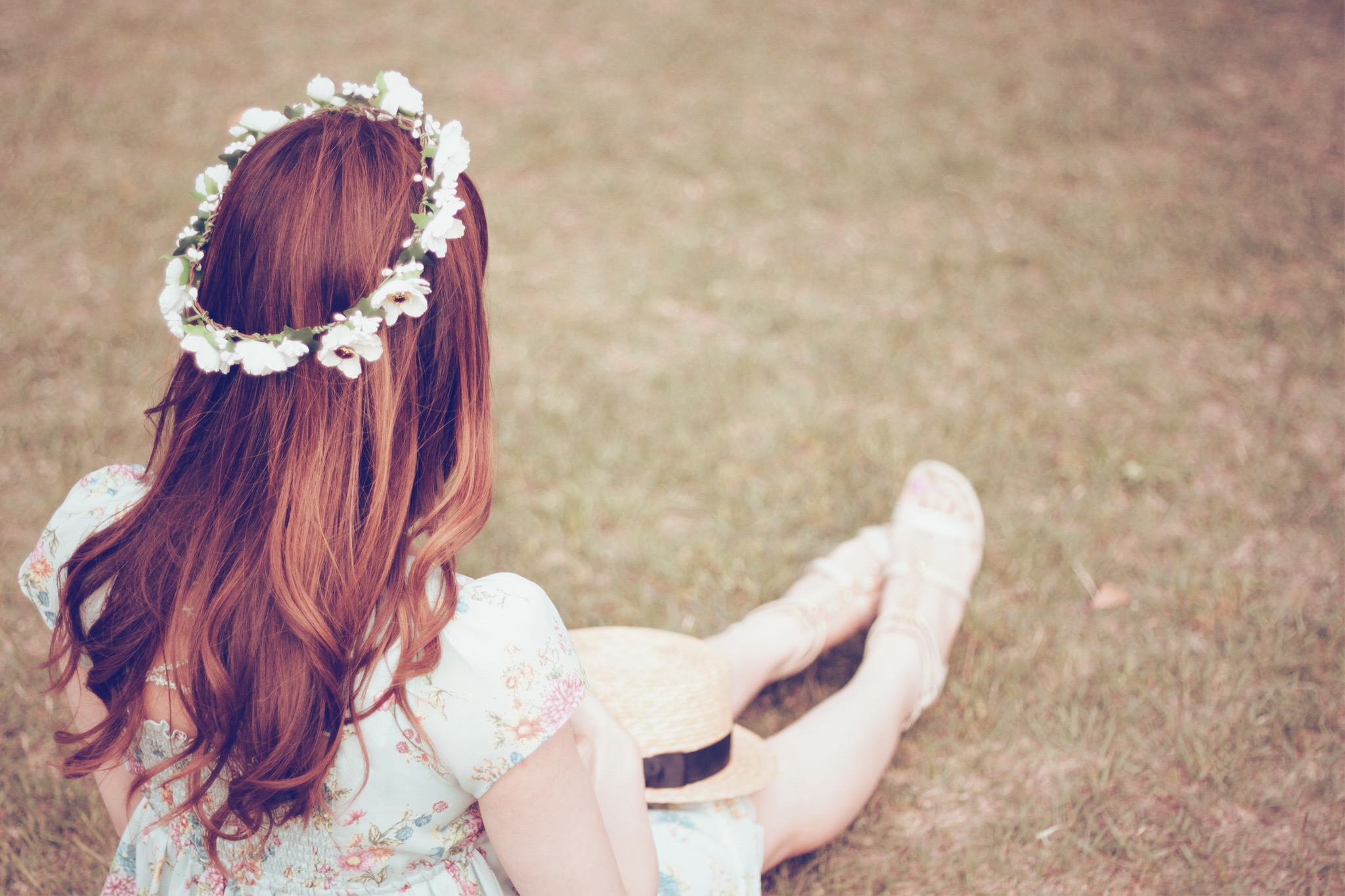 草原にたたずむ花かんむりの女の子のフリー画像 おしゃれなフリー写真素材 Girly Drop
