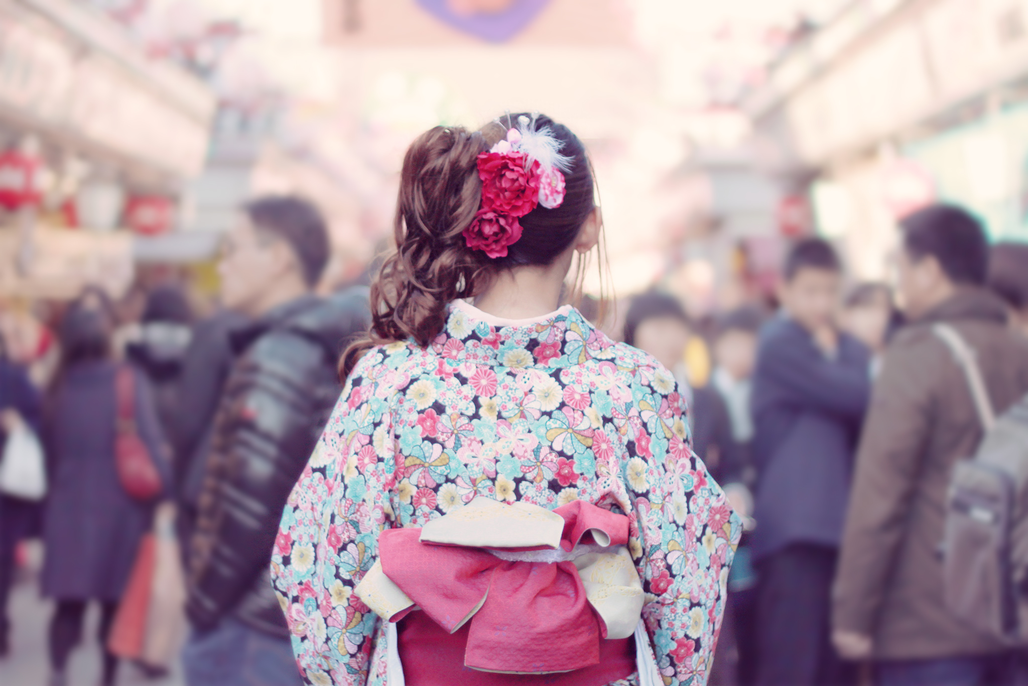 人混みの中、目を惹くレース柄の着物で初詣に向かう女の子のフリー画像｜おしゃれなフリー写真素材：GIRLY DROP