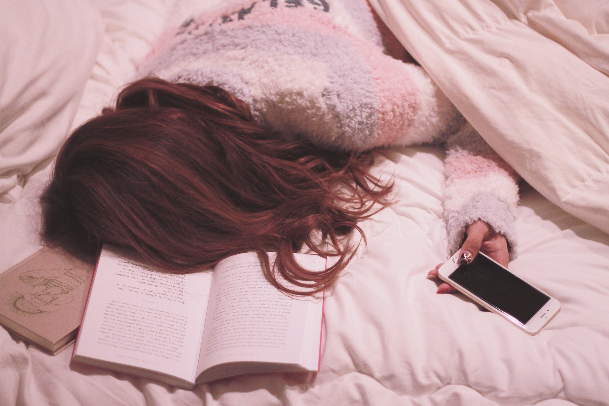 ベッドで寝落ちしてしまった女の子のフリー画像｜おしゃれなフリー写真素材：GIRLY DROP