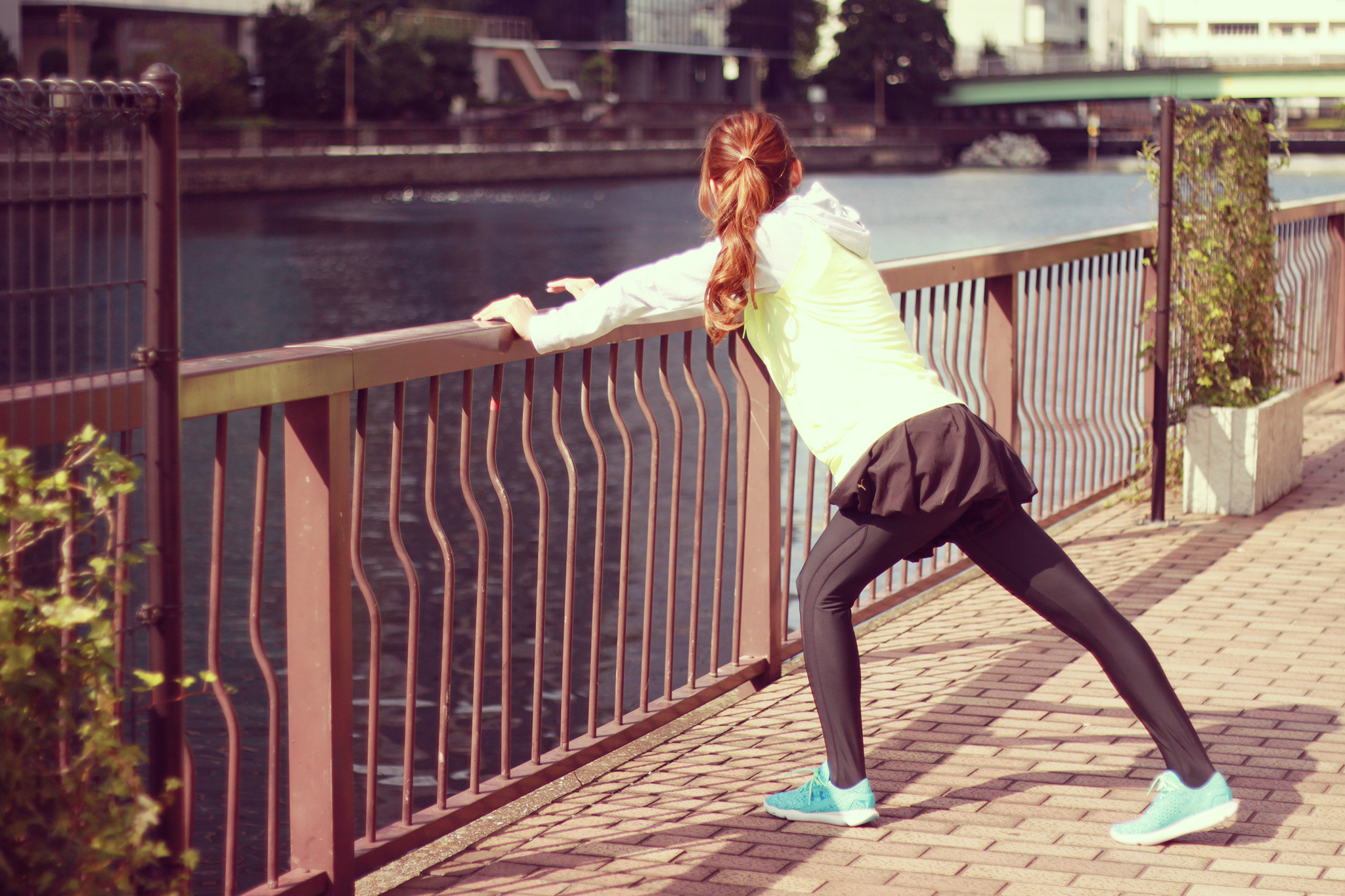 走る前の準備体操をする女の子のフリー画像｜おしゃれなフリー写真素材：GIRLY DROP