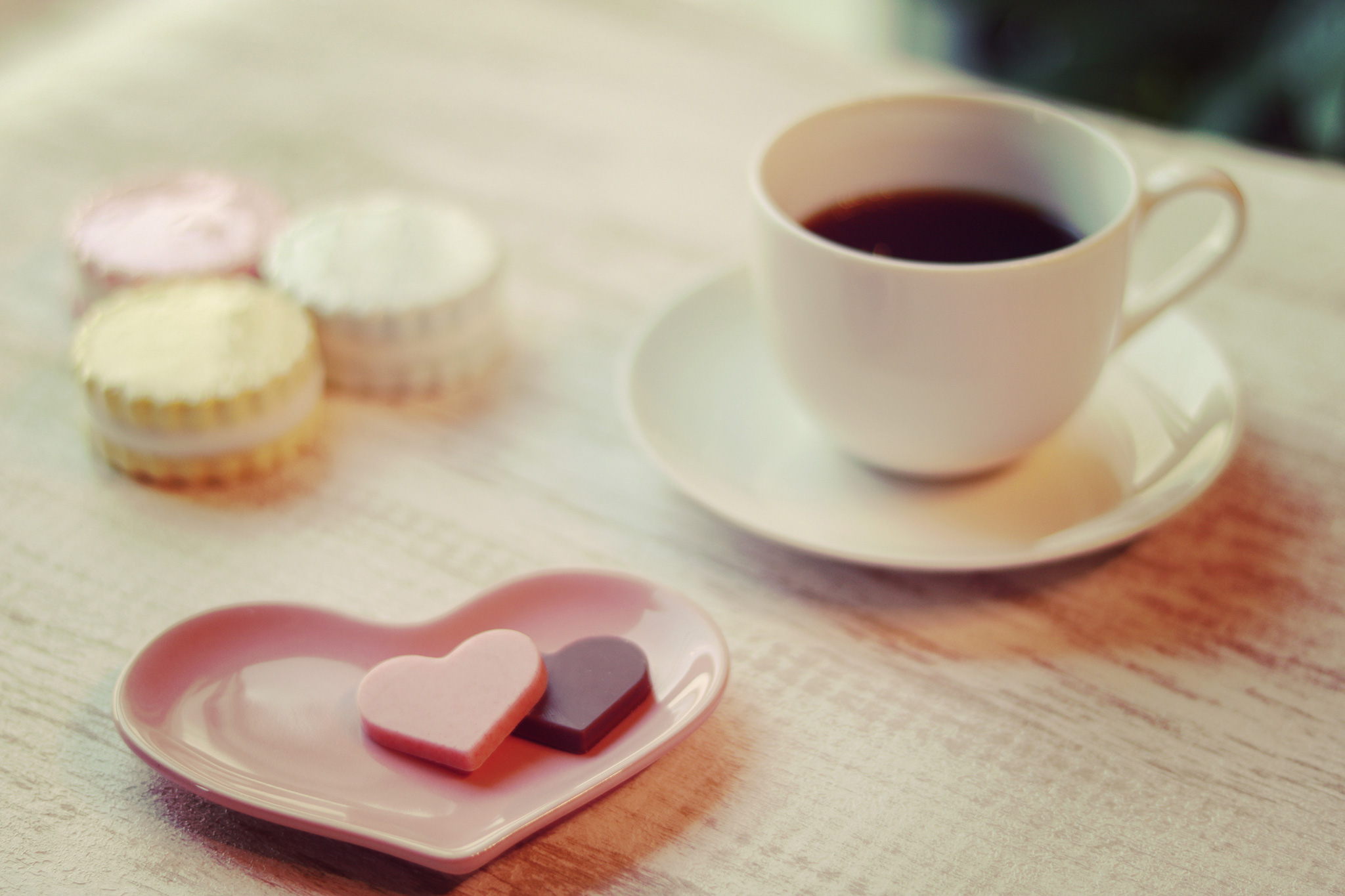 ブラックコーヒーと甘いハートのチョコレートのフリー画像 おしゃれなフリー写真素材 Girly Drop