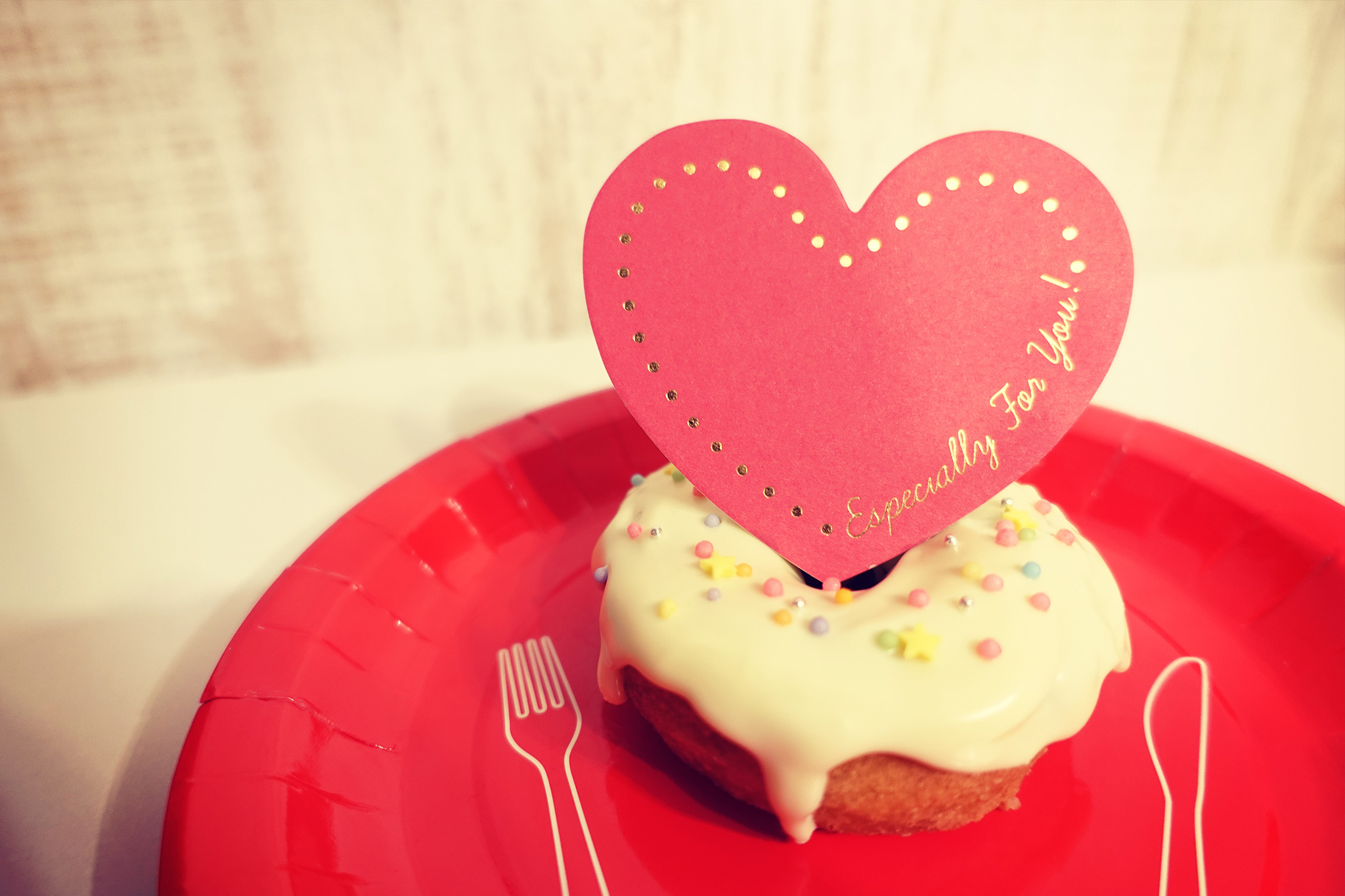 おうちバレンタインにピッタリなハートのデコドーナツ のフリー画像 おしゃれなフリー写真素材 Girly Drop
