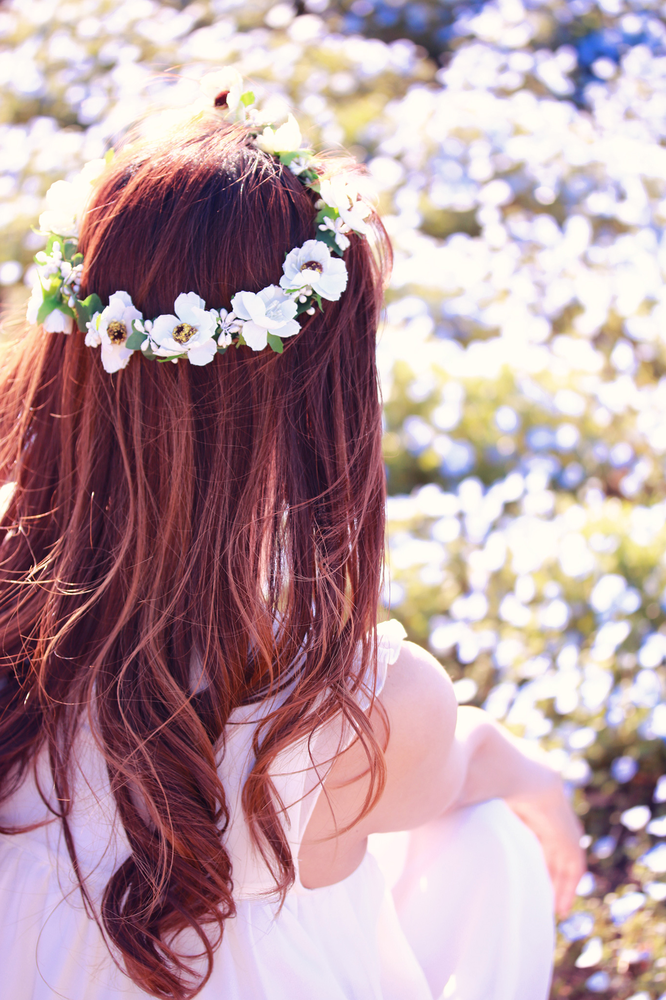 花畑に座り込む花かんむりな女の子のフリー画像 おしゃれなフリー写真素材 Girly Drop