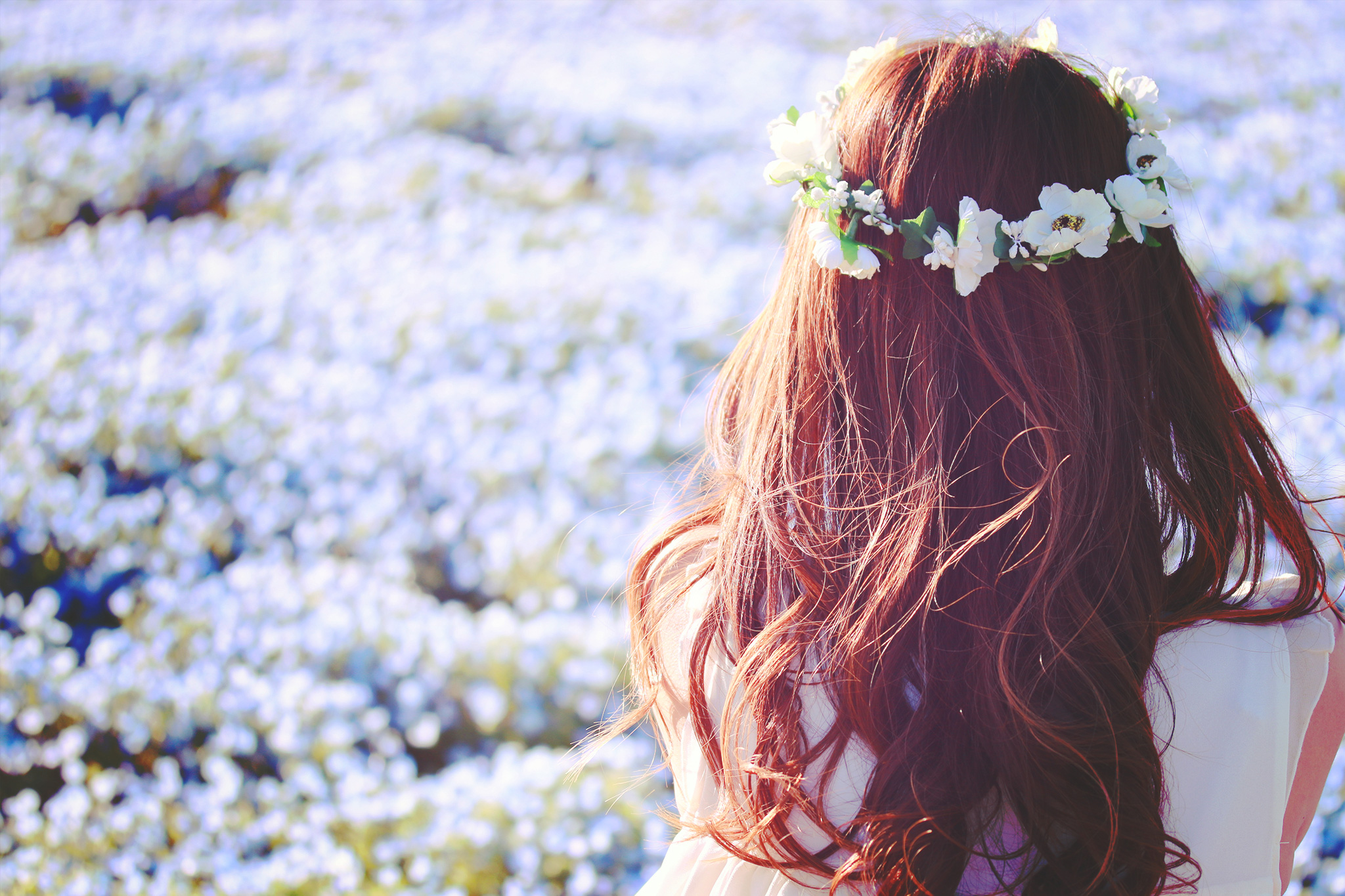 可愛らしい花かんむりの女の子のフリー画像｜おしゃれなフリー写真素材：GIRLY DROP