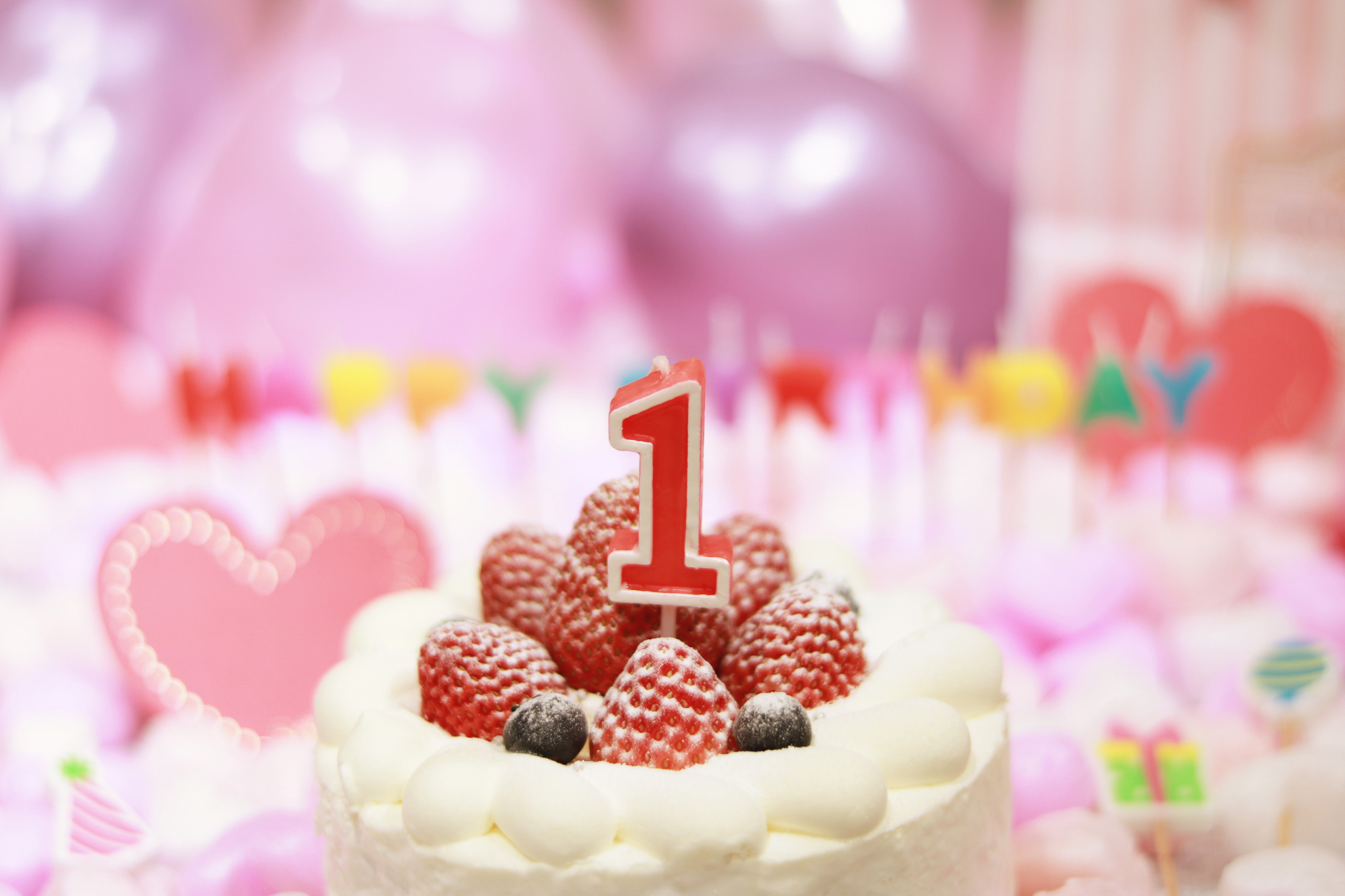 オシャレな誕生日画像 可愛いケーキとキャンドルでお祝い 1歳編 のフリー画像 おしゃれなフリー写真素材 Girly Drop