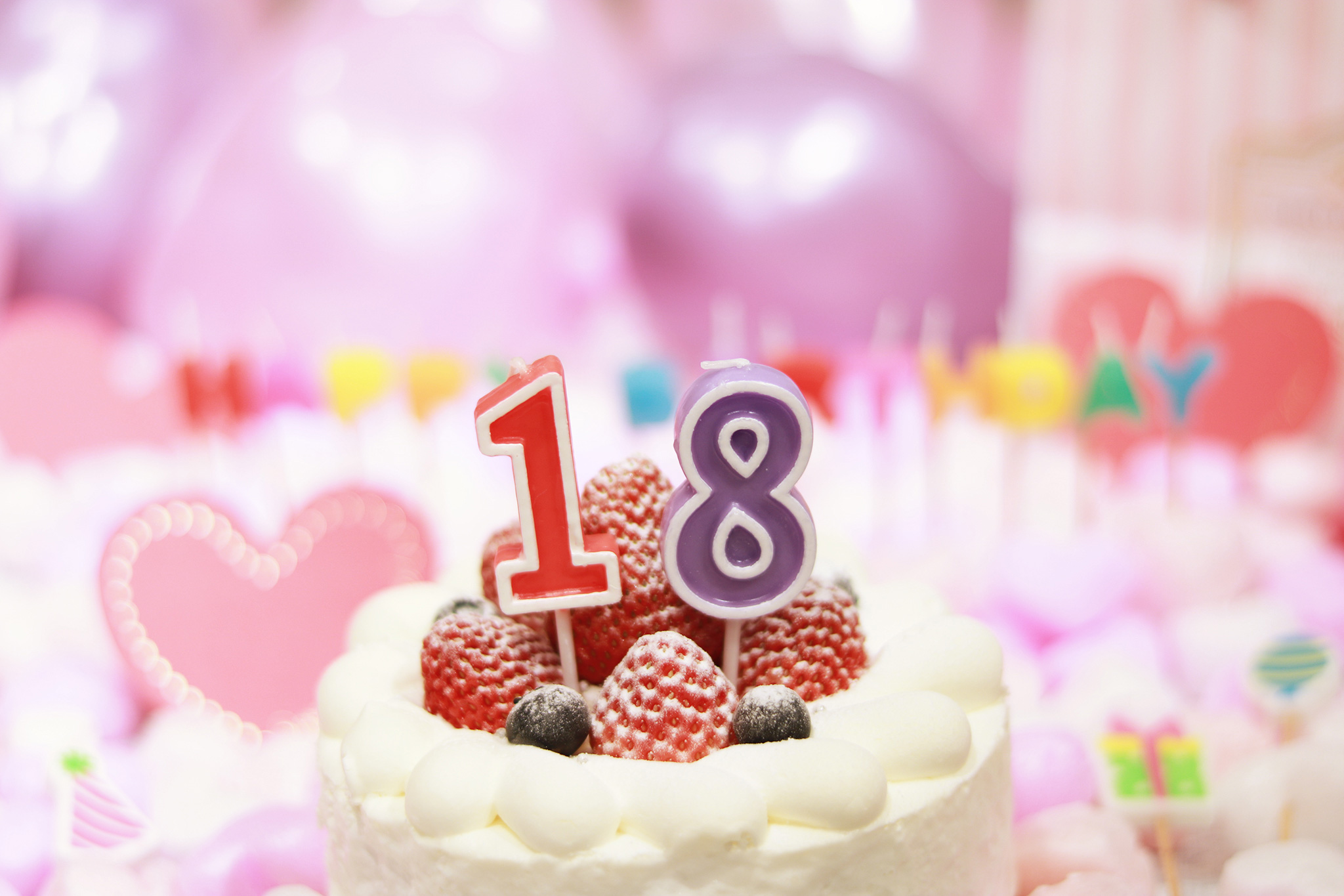 オシャレな誕生日画像 可愛いケーキとキャンドルでお祝い 18歳編 のフリー画像 おしゃれなフリー写真素材 Girly Drop