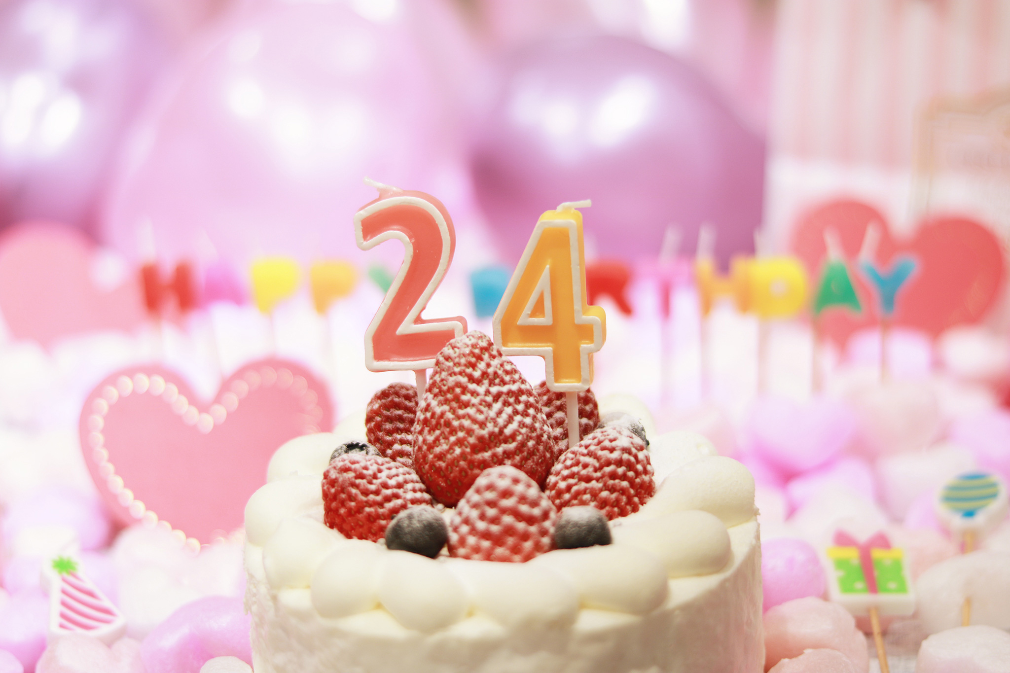 オシャレな誕生日画像 可愛いケーキとキャンドルでお祝い 24歳編 のフリー画像 おしゃれなフリー写真素材 Girly Drop