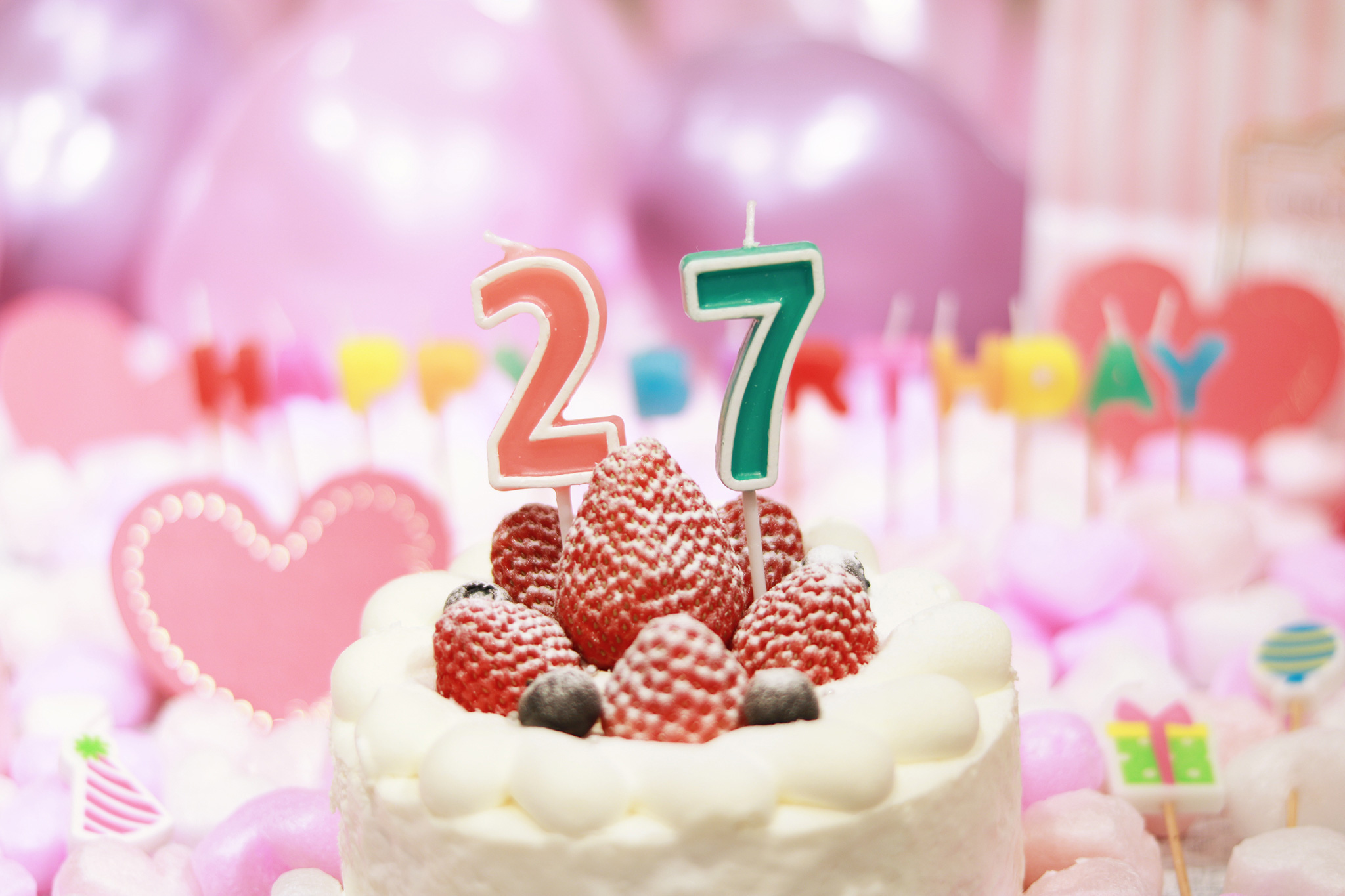 オシャレな誕生日画像 可愛いケーキとキャンドルでお祝い 27歳編 のフリー画像 おしゃれなフリー写真素材 Girly Drop