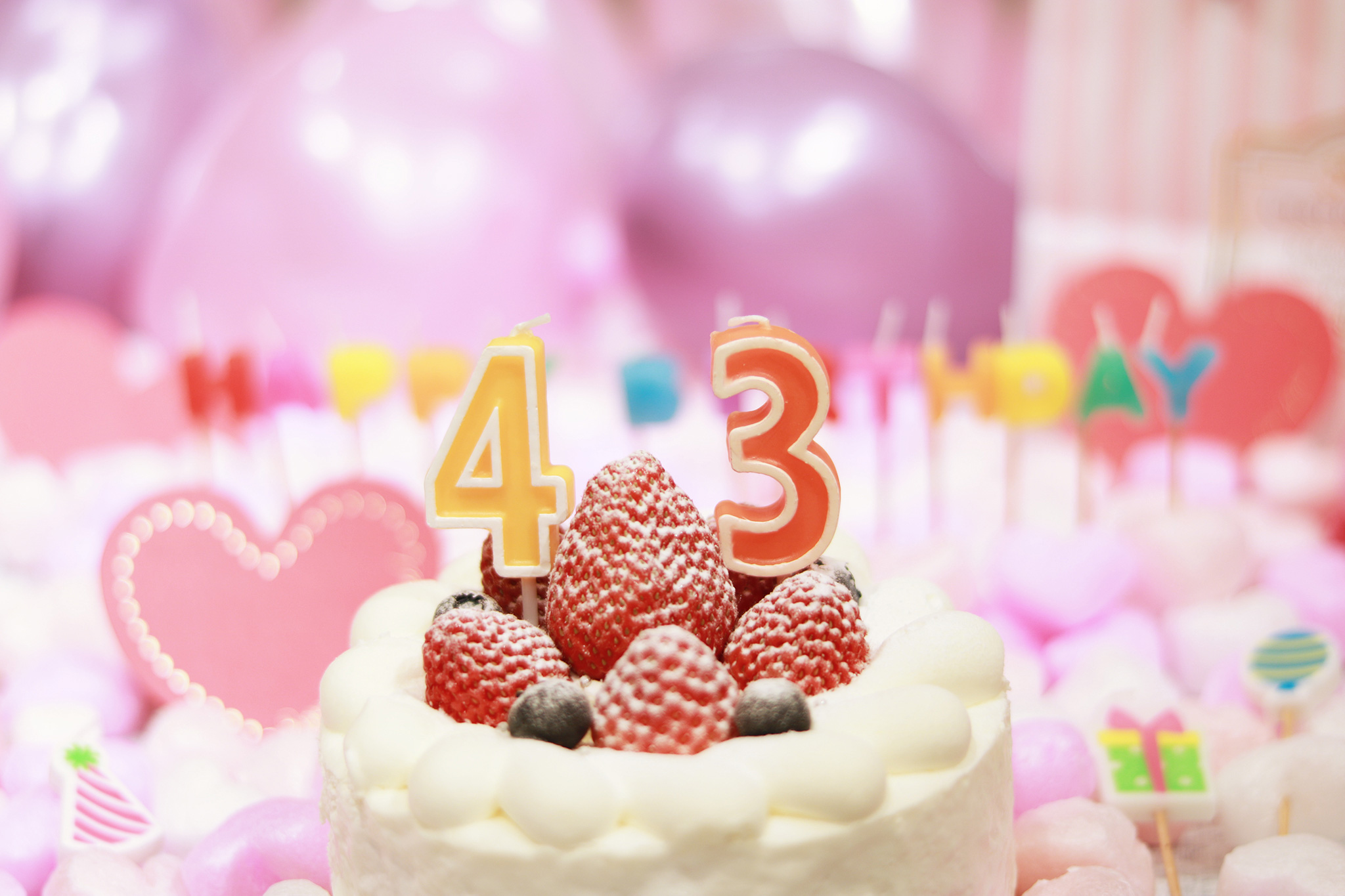 オシャレな誕生日画像 可愛いケーキとキャンドルでお祝い 43歳編 のフリー画像 おしゃれなフリー写真素材 Girly Drop