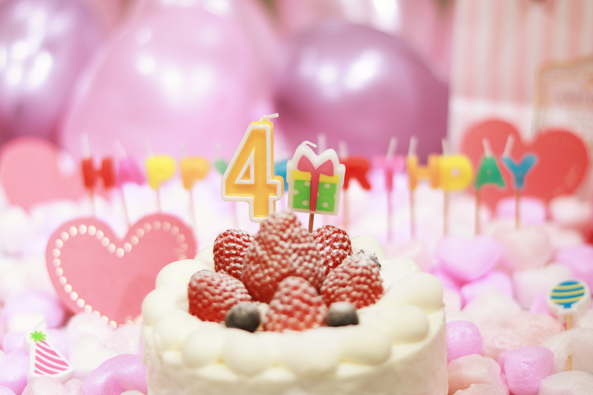 オシャレな誕生日画像 可愛いケーキとキャンドルでお祝い 4 歳編 のフリー画像 おしゃれなフリー写真素材 Girly Drop