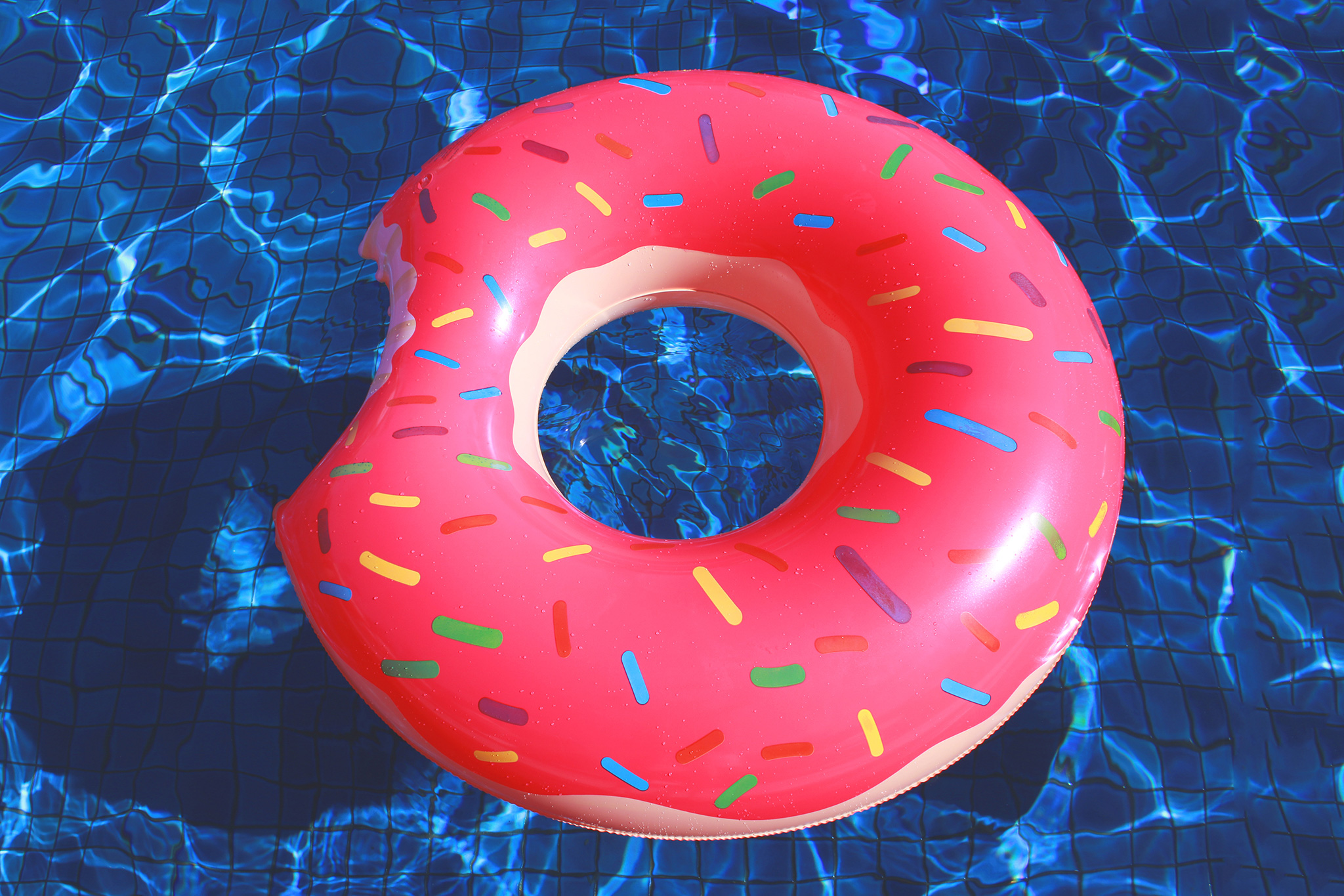 プールに浮かぶオシャレなドーナツの浮き輪のフリー画像 おしゃれなフリー写真素材 Girly Drop