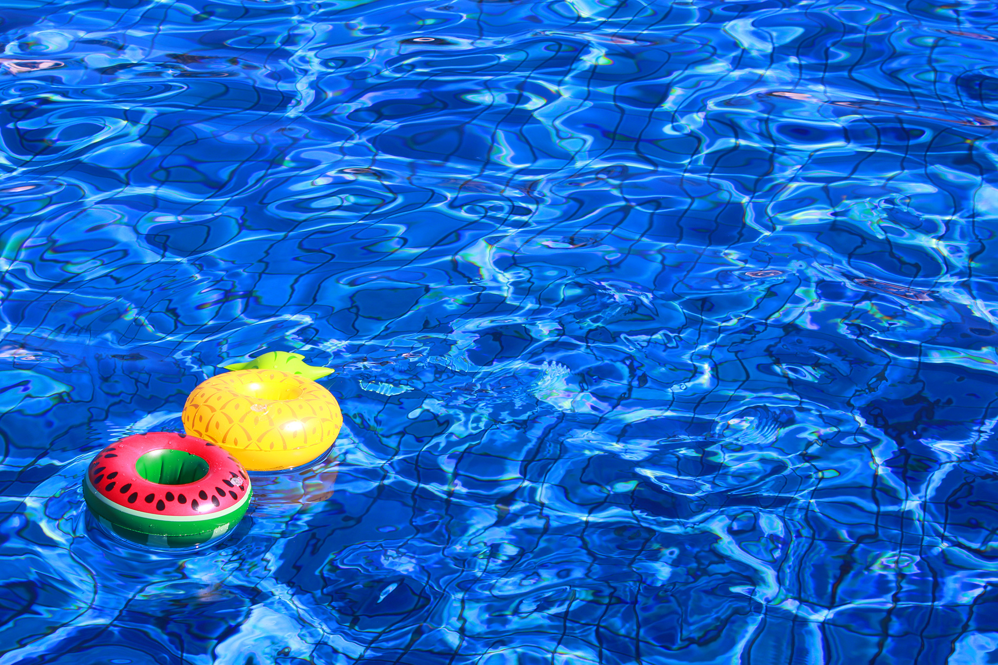今年の夏のおともはコレ プールに浮かぶフルーツ型のドリンクホルダーのフリー画像 おしゃれなフリー写真素材 Girly Drop