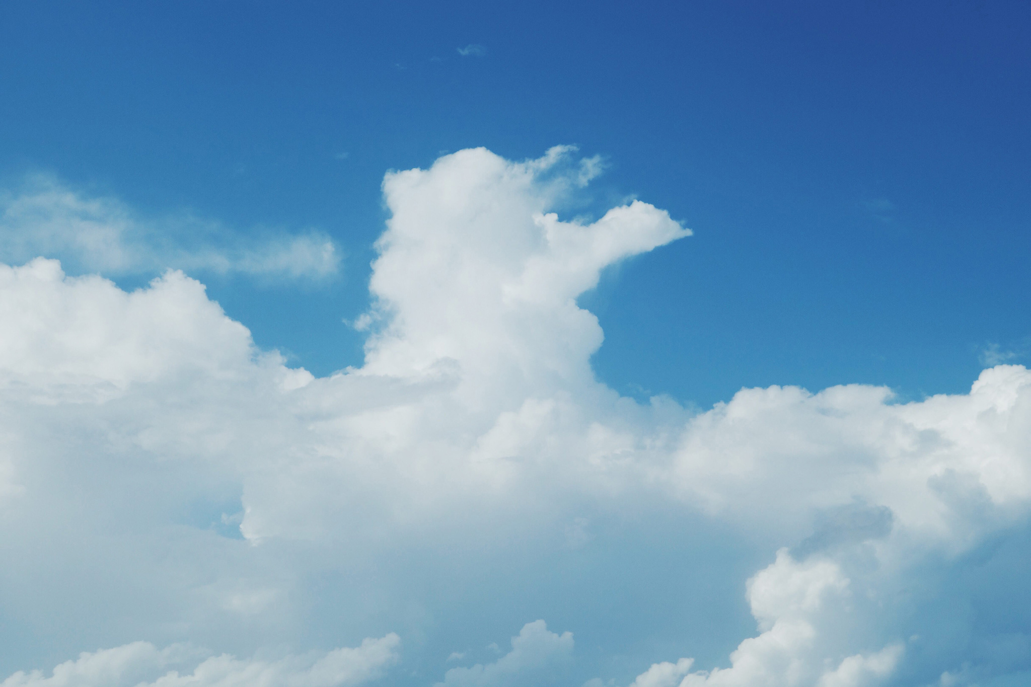 夏の日のキレイな青空と大きな入道雲のフリー画像 おしゃれなフリー写真素材 Girly Drop