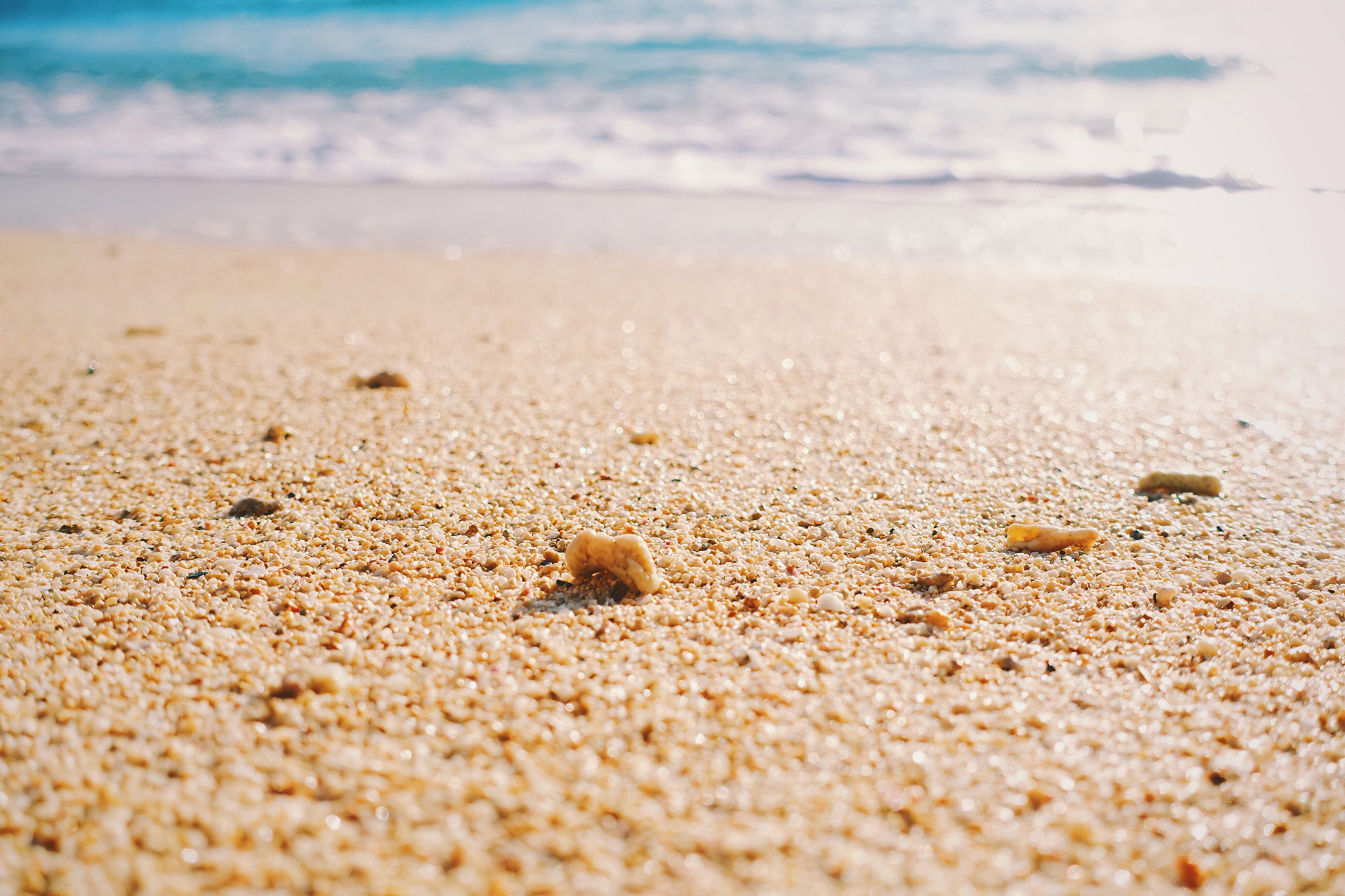 ビーチの砂ごしに見える鮮やかな海のフリー画像 おしゃれなフリー写真素材 Girly Drop
