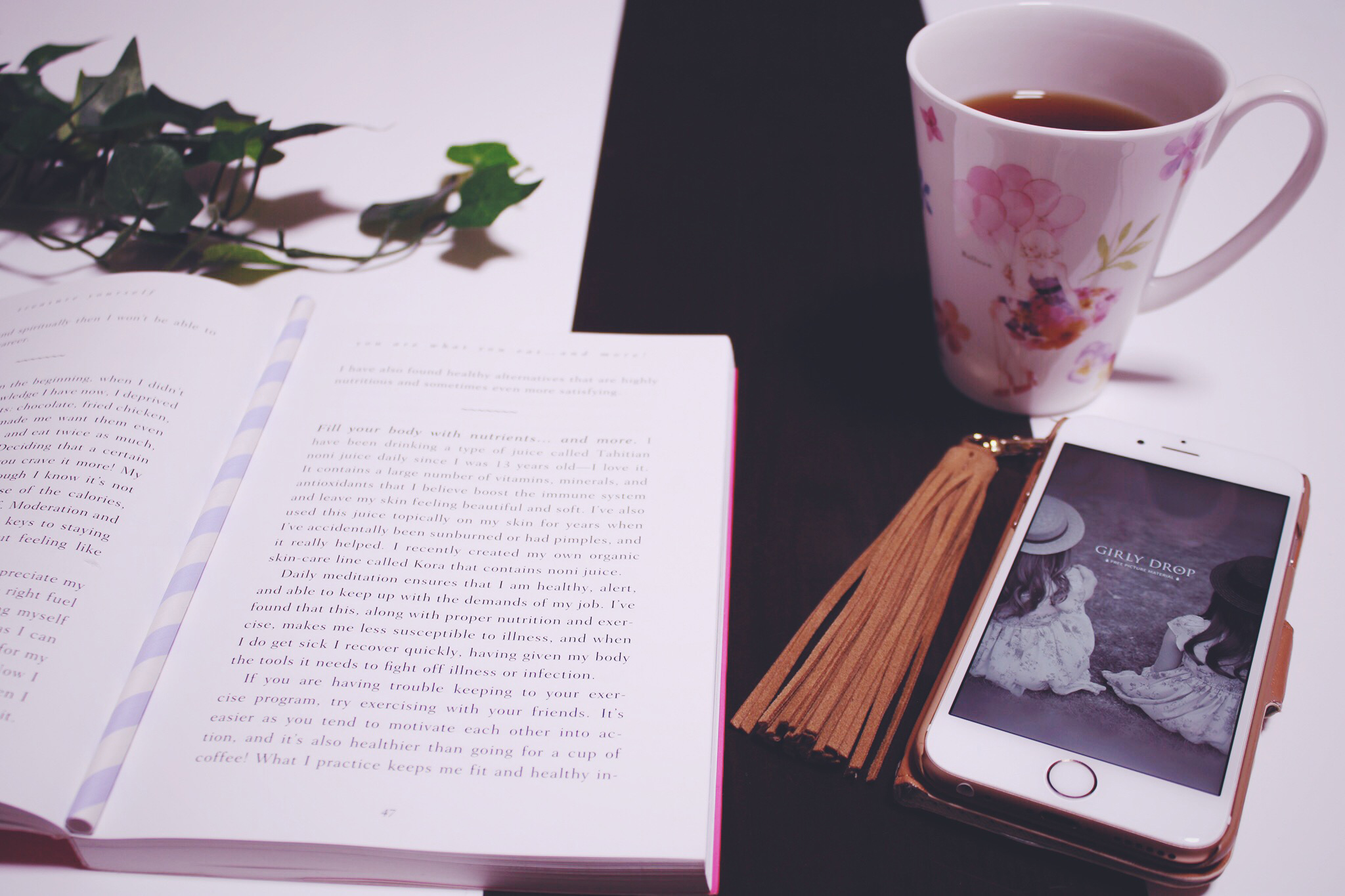 コーヒーを飲みながら読書している様子のフリー画像 おしゃれなフリー写真素材 Girly Drop
