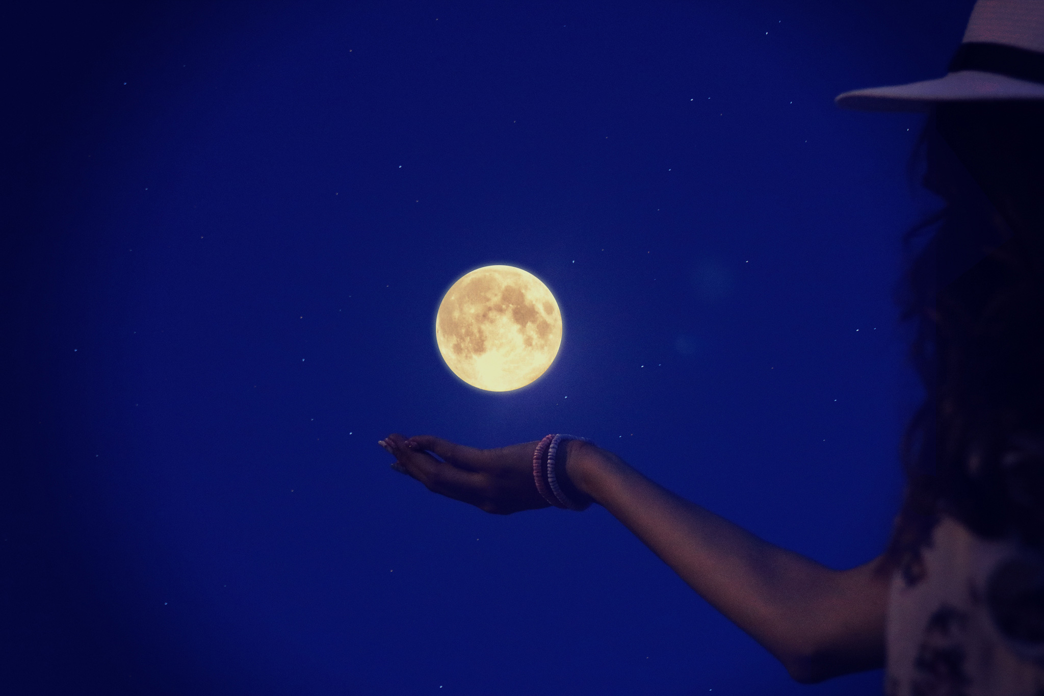 十五夜の満月に手をかざす神秘的な女の子のフリー画像 おしゃれなフリー写真素材 Girly Drop