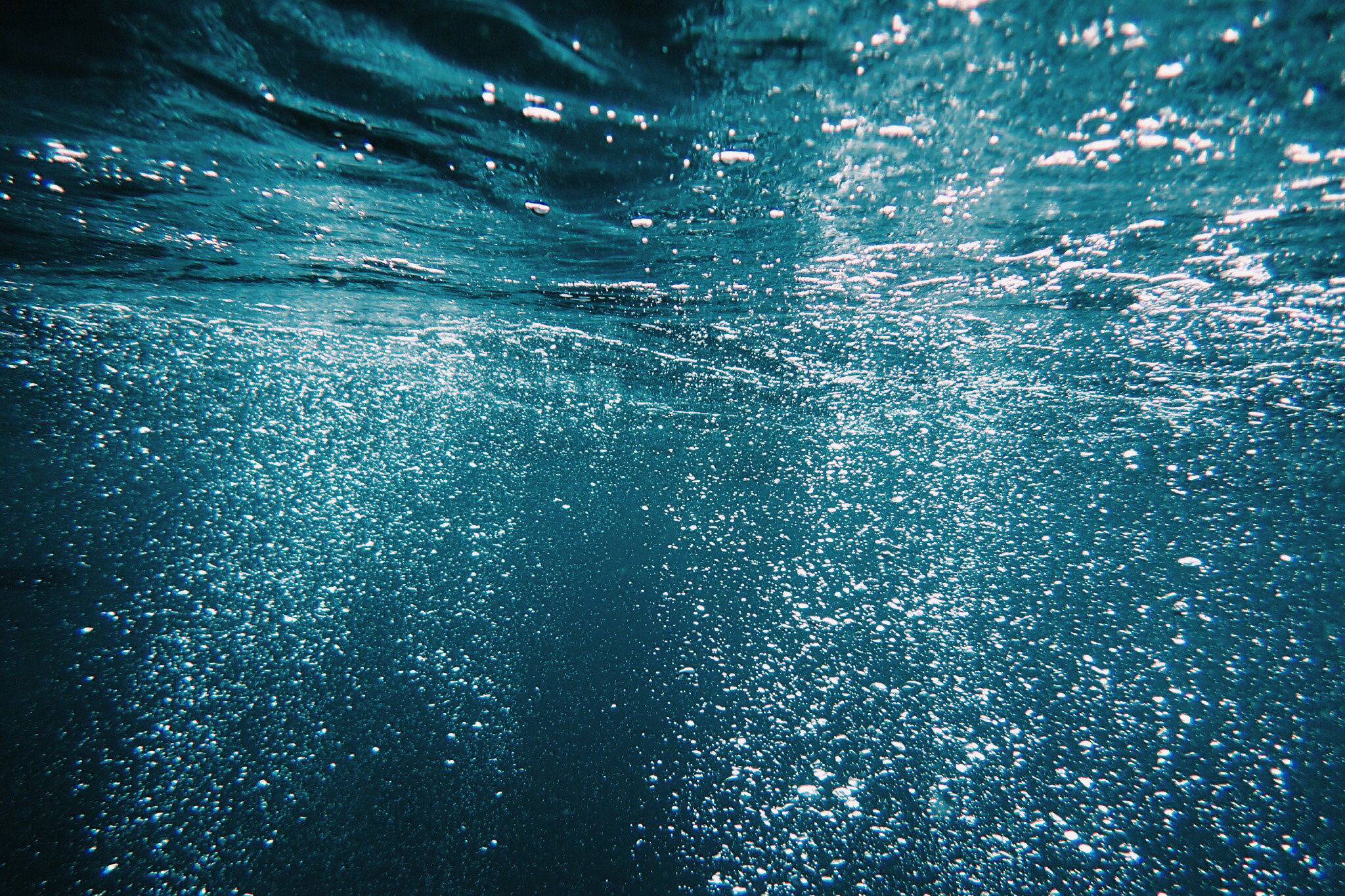 幻想的。海の下から見た水面の景色のフリー画像｜おしゃれなフリー写真素材：GIRLY DROP