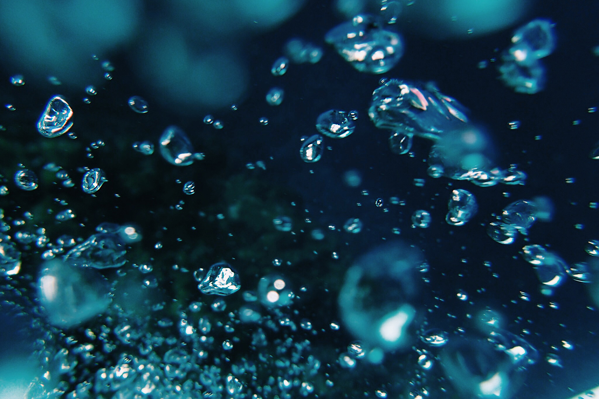 水の中で空気の泡がブクブクする様子のフリー画像 おしゃれなフリー写真素材 Girly Drop