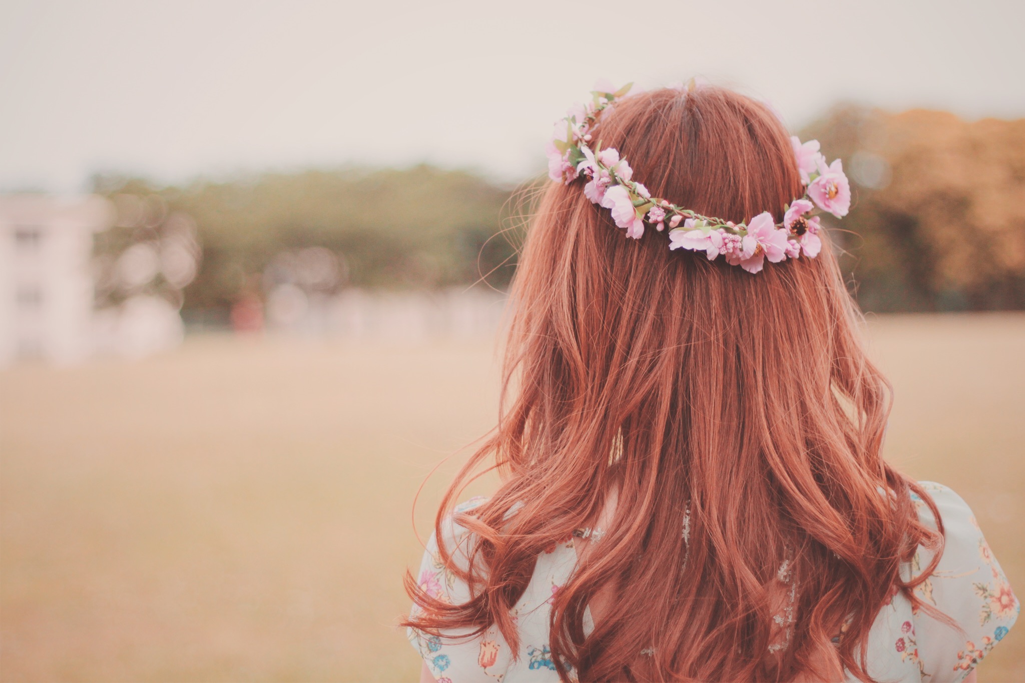 遠くを見つめる花かんむりの女の子のフリー画像｜おしゃれなフリー写真素材：GIRLY DROP