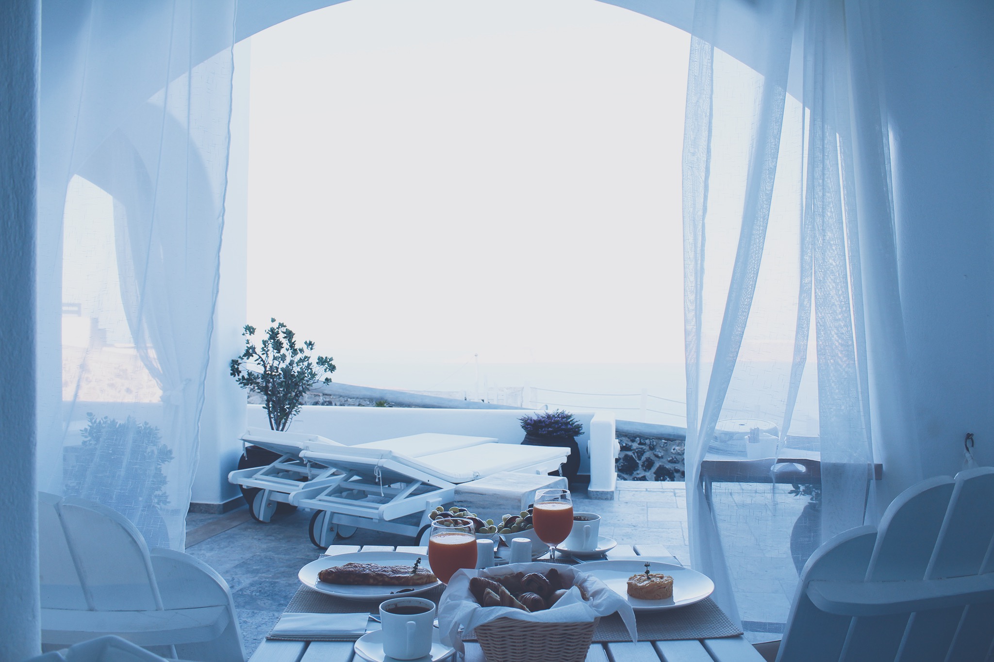 海辺にある真っ白なカフェでの最高の朝食のフリー画像 おしゃれなフリー写真素材 Girly Drop