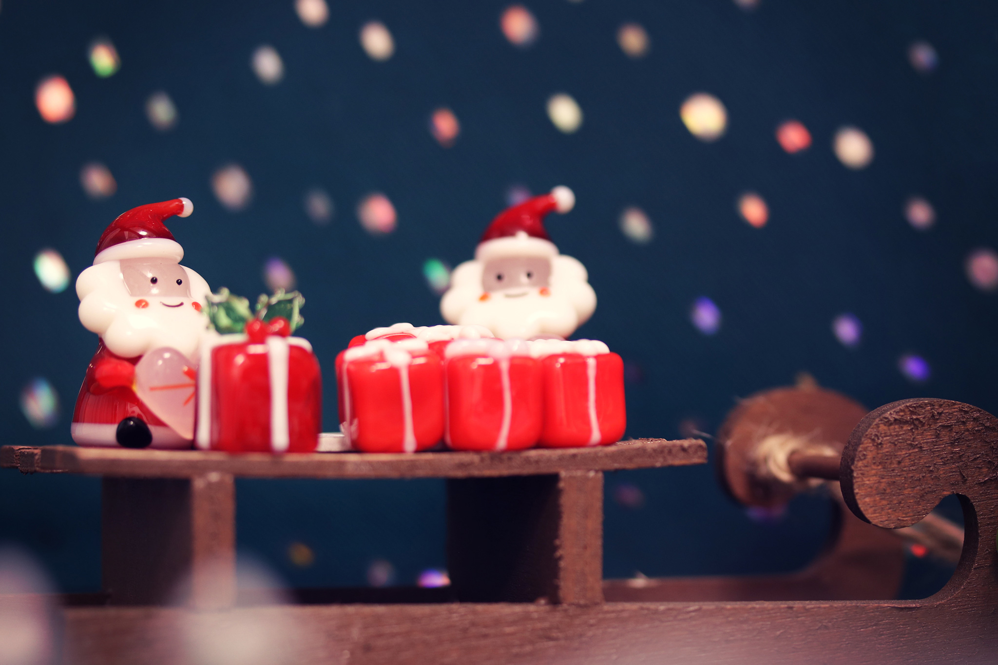 クリスマスイブにプレゼントを用意するサンタたちのフリー画像 おしゃれなフリー写真素材 Girly Drop