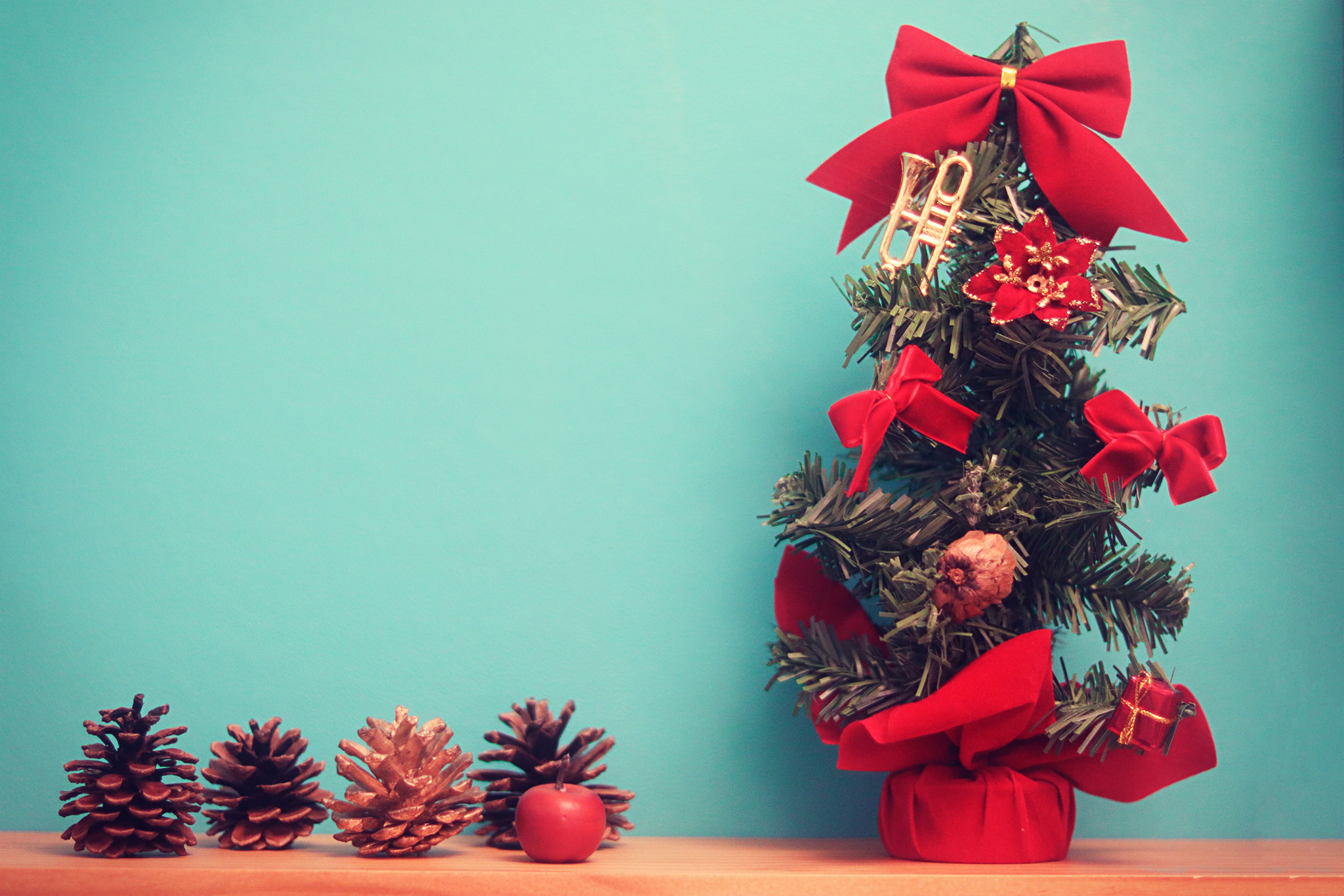 おしゃれなクリスマスツリーと松ぼっくりのフリー画像 おしゃれなフリー写真素材 Girly Drop