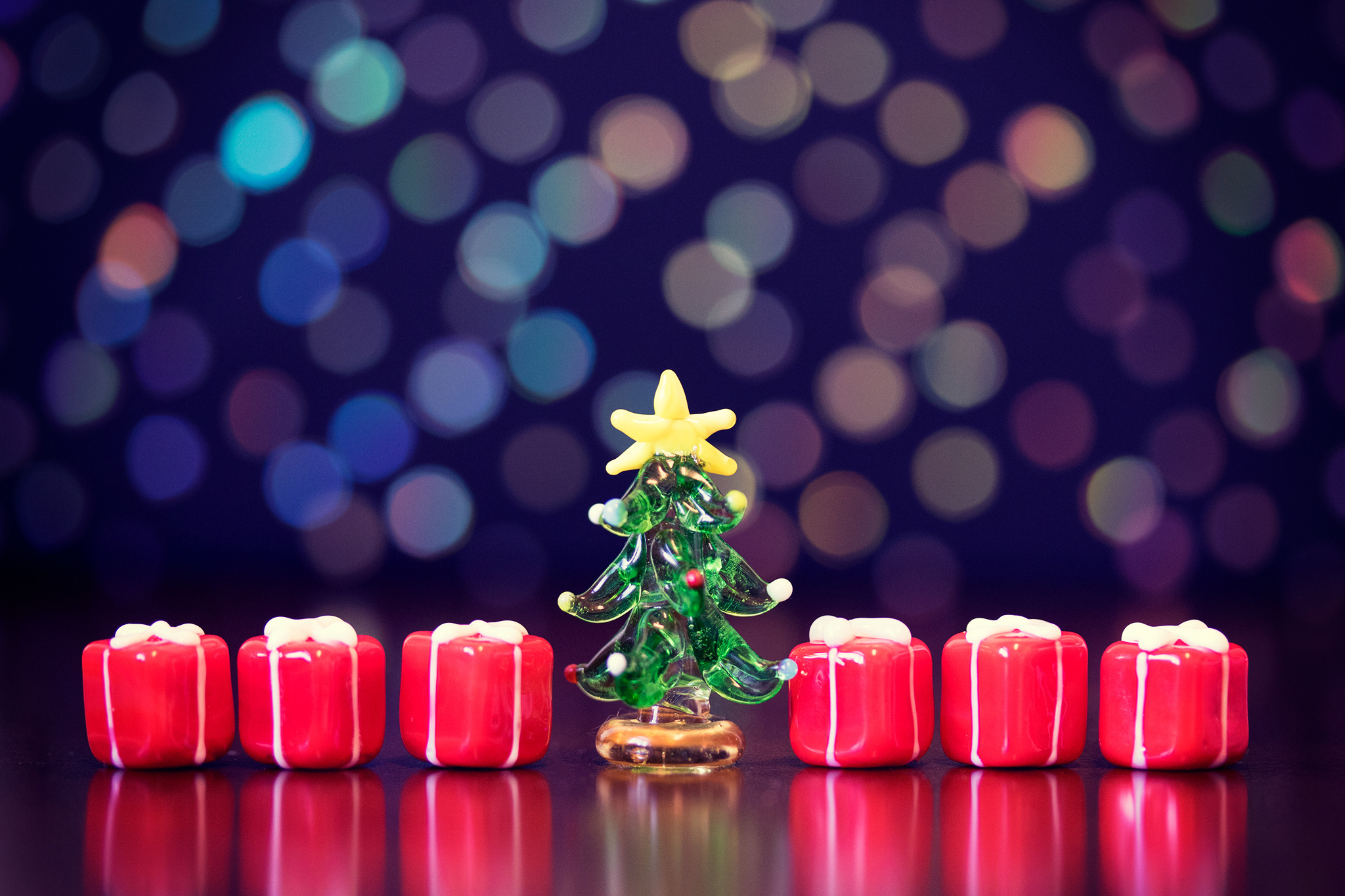 クリスマスツリーとたくさんのクリスマスプレゼントのフリー画像 おしゃれなフリー写真素材 Girly Drop