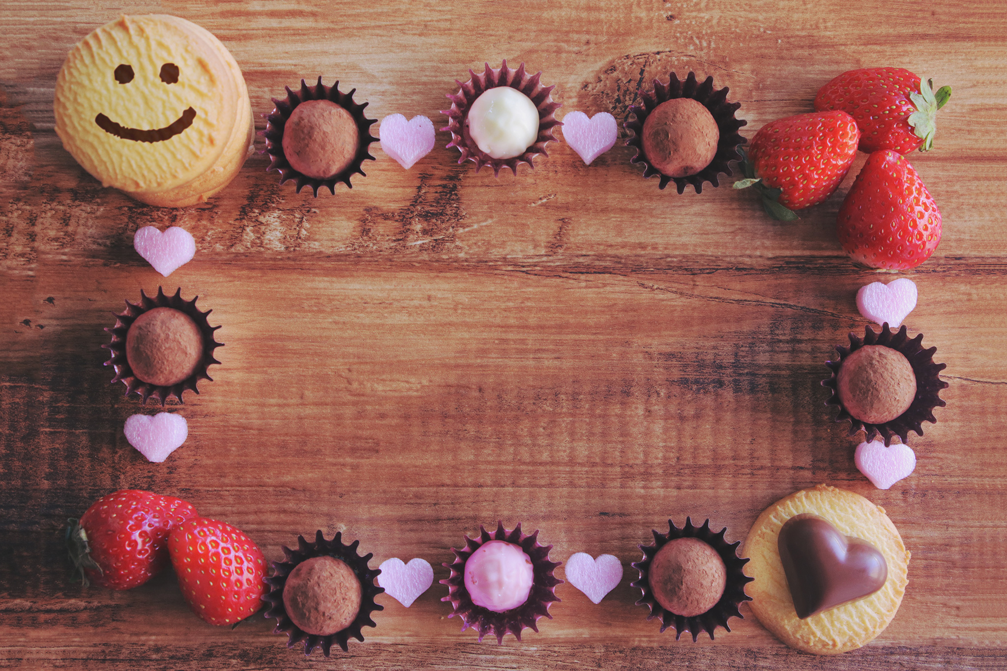 バレンタインのチョコやイチゴで飾られた可愛いフレームのフリー画像 おしゃれなフリー写真素材 Girly Drop